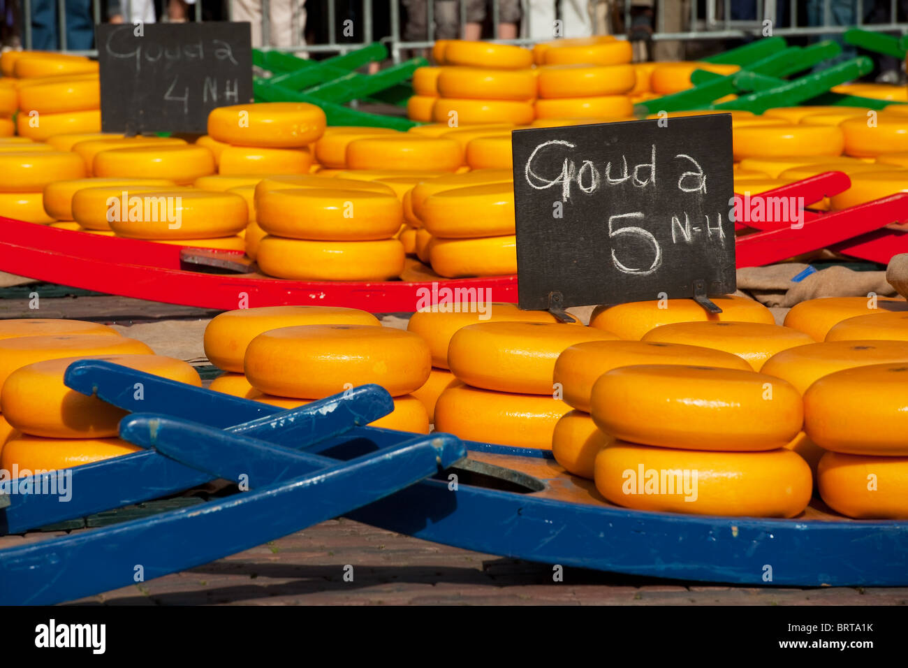 De nombreux fromages au marché au fromage Alkmaar Banque D'Images