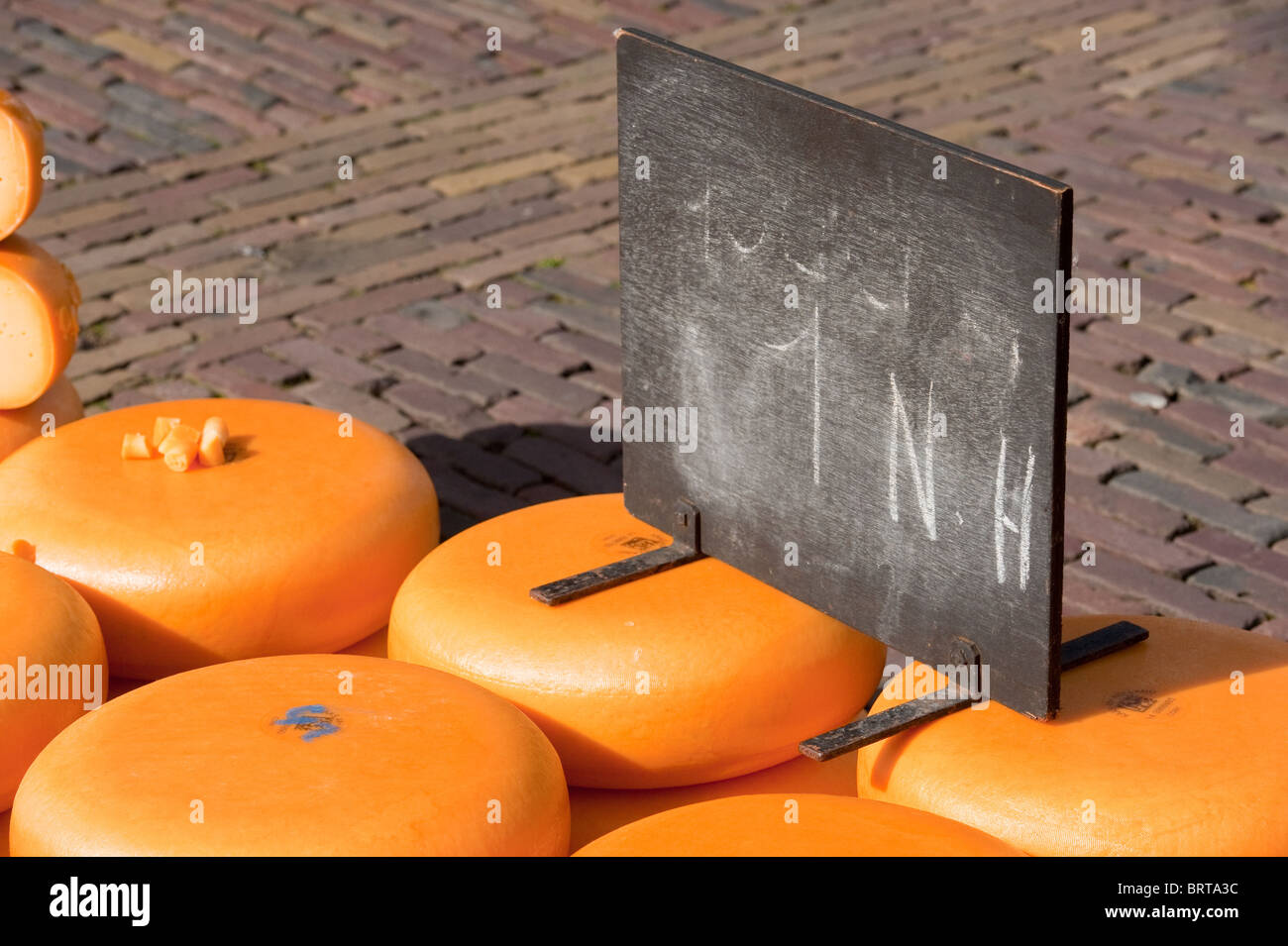De nombreux fromages hollandais entier dans le marché d'Alkmaar Banque D'Images
