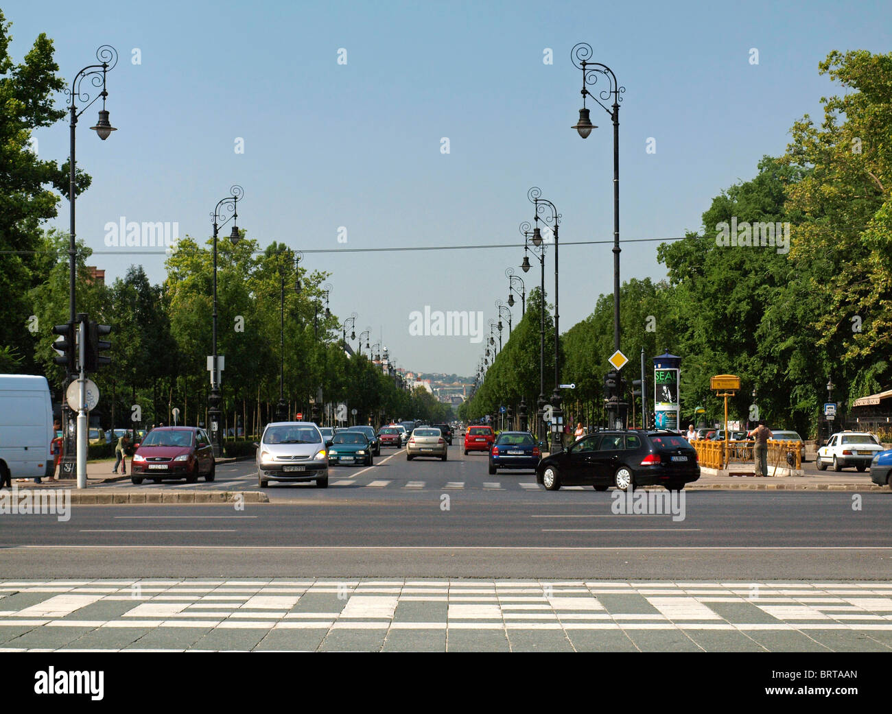 L'Avenue Andrássy Andrássy ou Utca. Budapest, Hongrie. Une rue principale qui s'étend entre Elizabeth Square et le parc de la ville. Banque D'Images