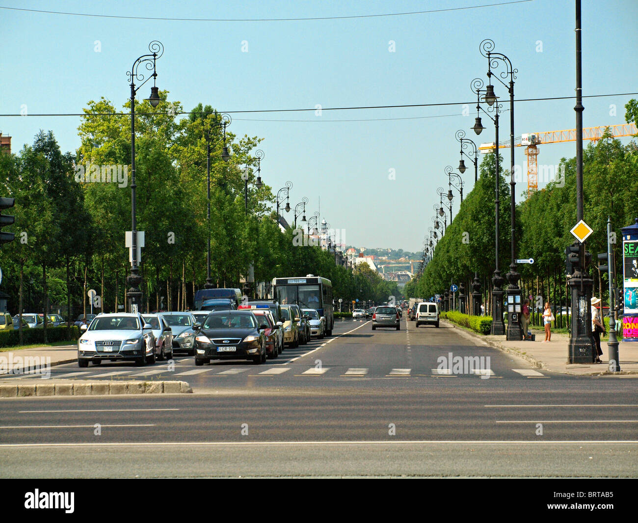 L'Avenue Andrássy Andrássy ou Utca. Budapest, Hongrie. Une rue principale qui s'étend entre Elizabeth Square et le parc de la ville. Banque D'Images