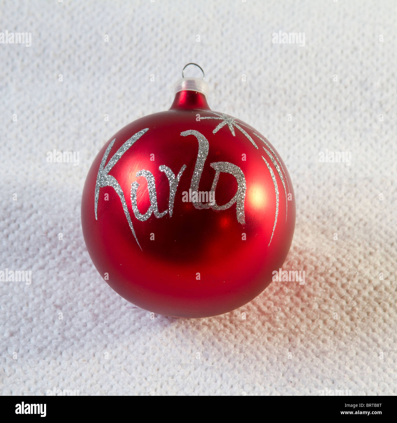 Red Ball pour arbre de Noël avec le nom Karla Banque D'Images