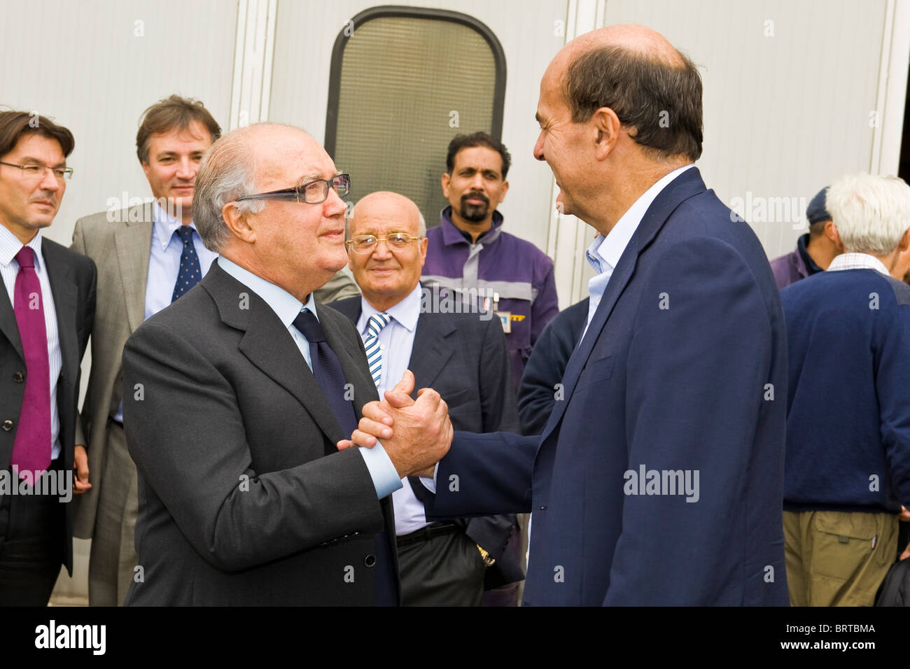 08.10.2010, Magenta, province de Milan. Pierluigi Bersani visite à l'usine de STF. Pierluigi Bersani et Vittorio Trifone Banque D'Images