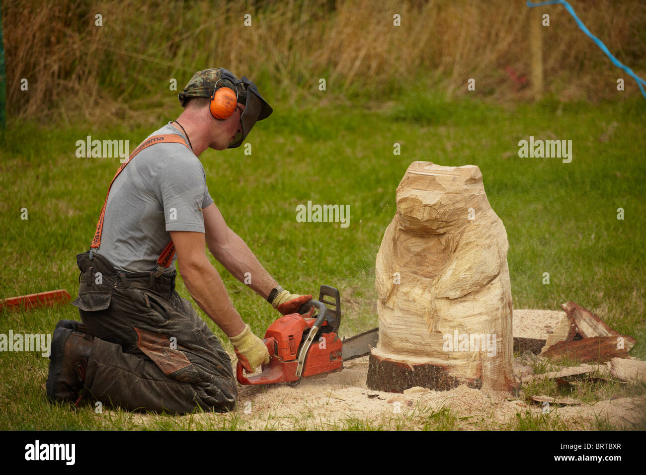 Artisan bois sculpter une statue de l'ours à l'aide d'une scie à chaîne