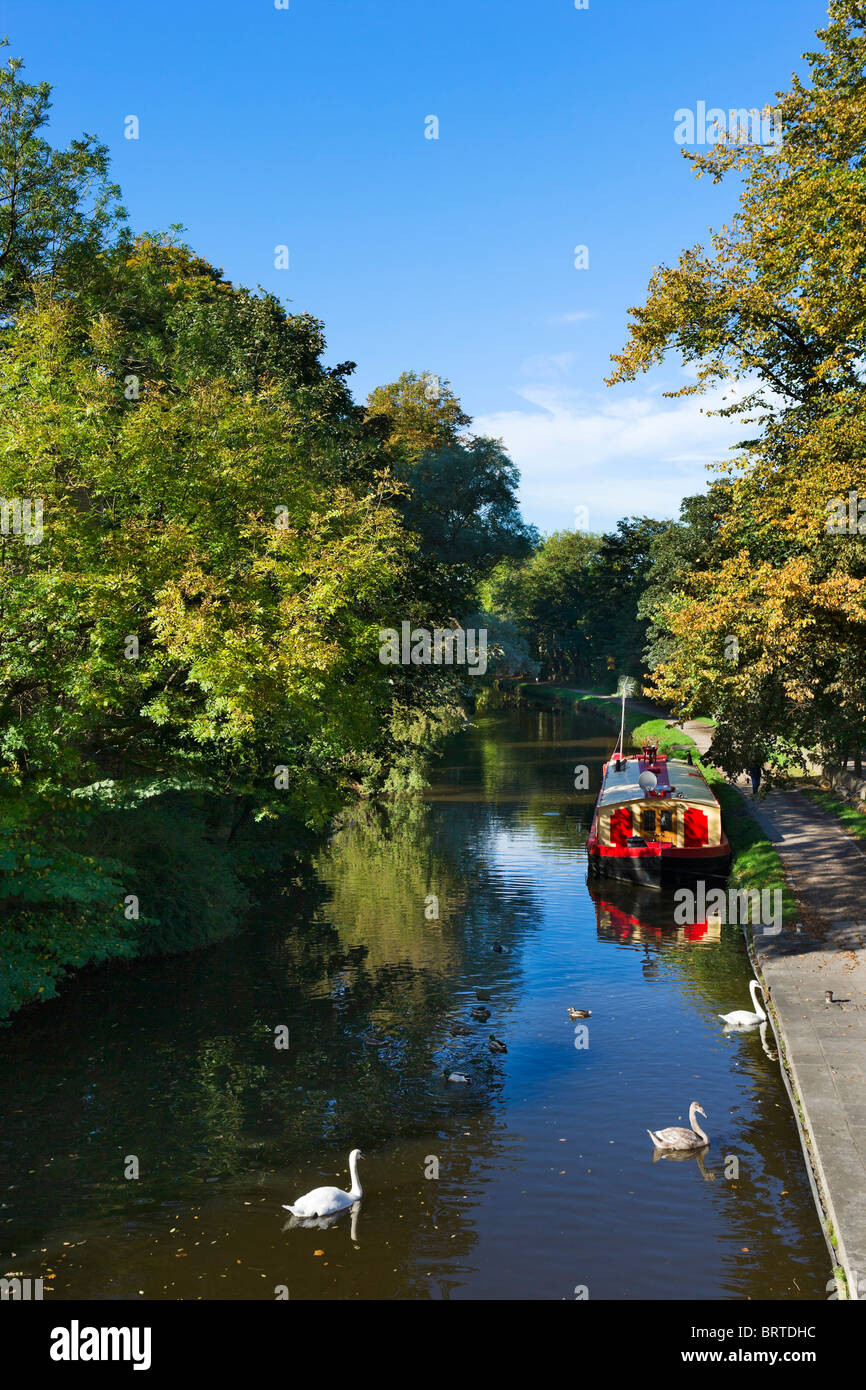 Leeds et Liverpool Canal, Saltaire, près de Bradford, West Yorkshire, England, UK Banque D'Images