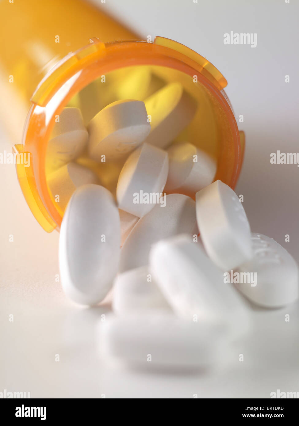 Pilules blanches s'échappant de médicaments de prescription medicine Bottle, USA Banque D'Images