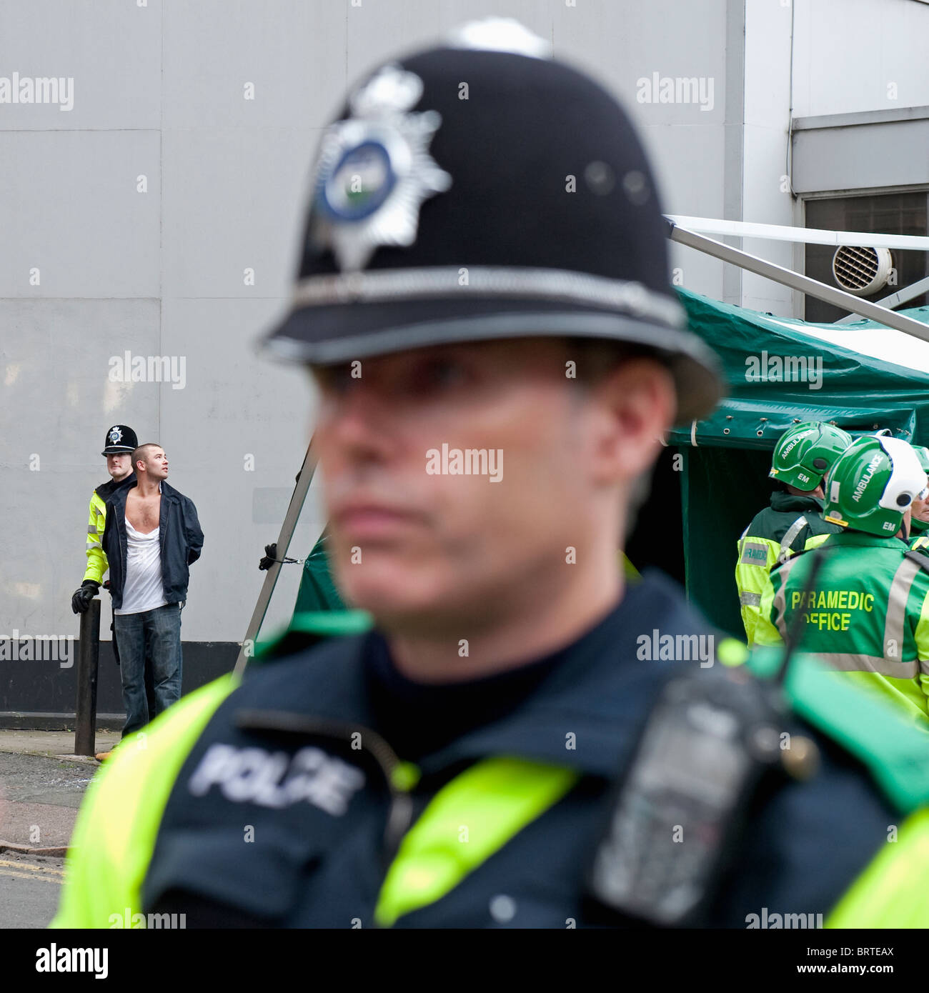 La présence policière comme la Ligue de défense anglaise démontrer à Leicester. 9 octobre 2010. Banque D'Images