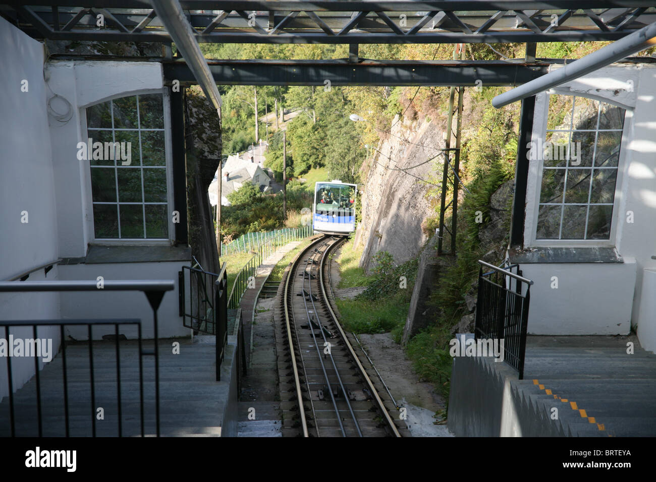 Un téléphérique sur le funiculaire de Bergen Banque D'Images