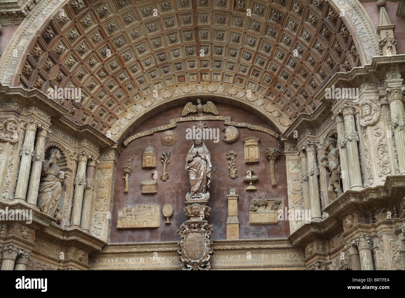 Porte sculptée à l'ouest de la cathédrale de Palma de Majorque Espagne Banque D'Images