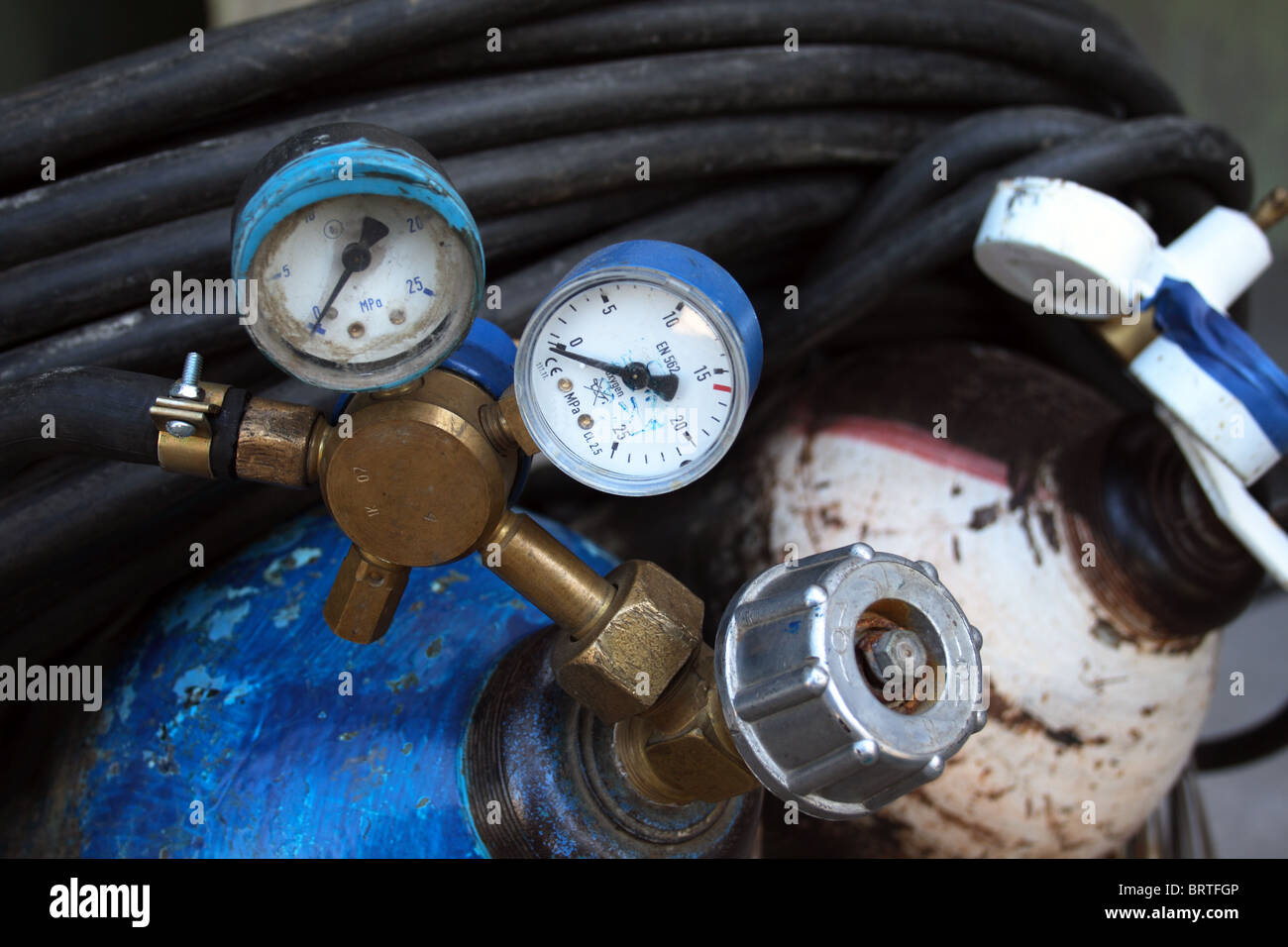 Bouteille de gaz et d'un manomètre à l'usine Banque D'Images