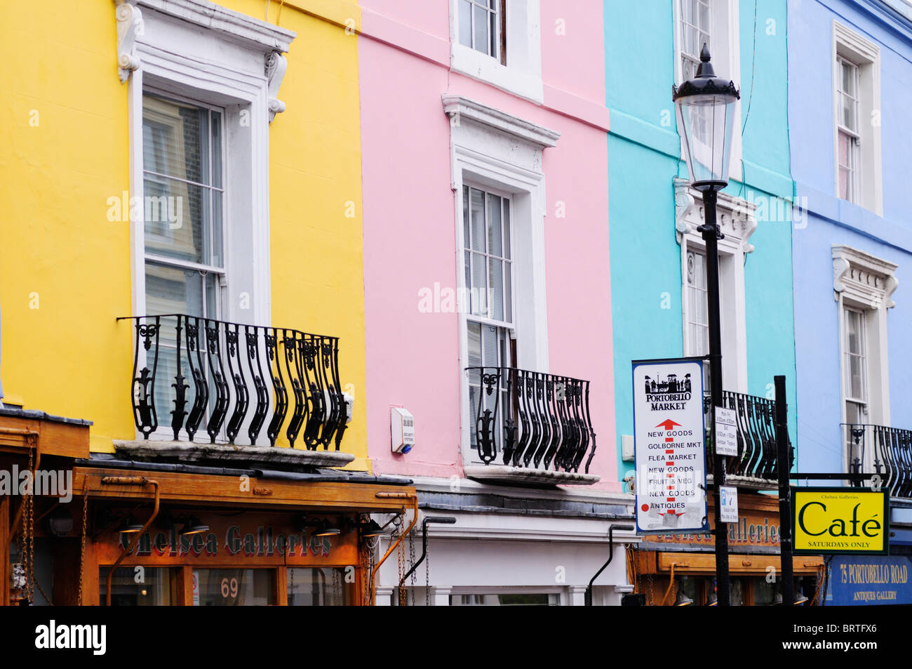 Bâtiments colorés et signer le marché de Portobello, Portobello Road, Notting Hill, London, England, UK Banque D'Images