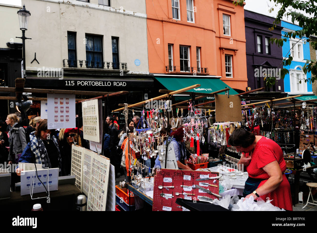 Marché d'antiquités de Portobello Road, Notting Hill, London, England, UK Banque D'Images