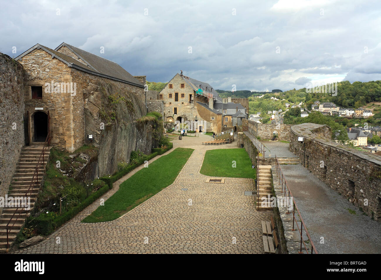 Le château de Bouillon se trouve au-dessus de la ville, dans un virage de la rivière Semois dans la région wallonne de Belgique. Banque D'Images