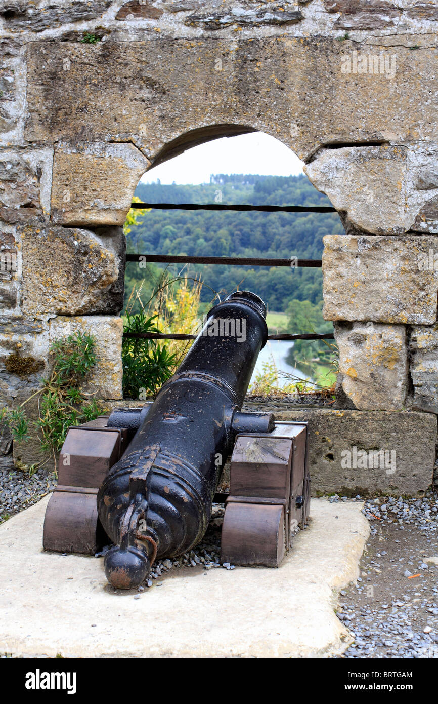 Le château de Bouillon se trouve au-dessus de la ville, dans un virage de la rivière Semois dans la région wallonne de Belgique. Banque D'Images