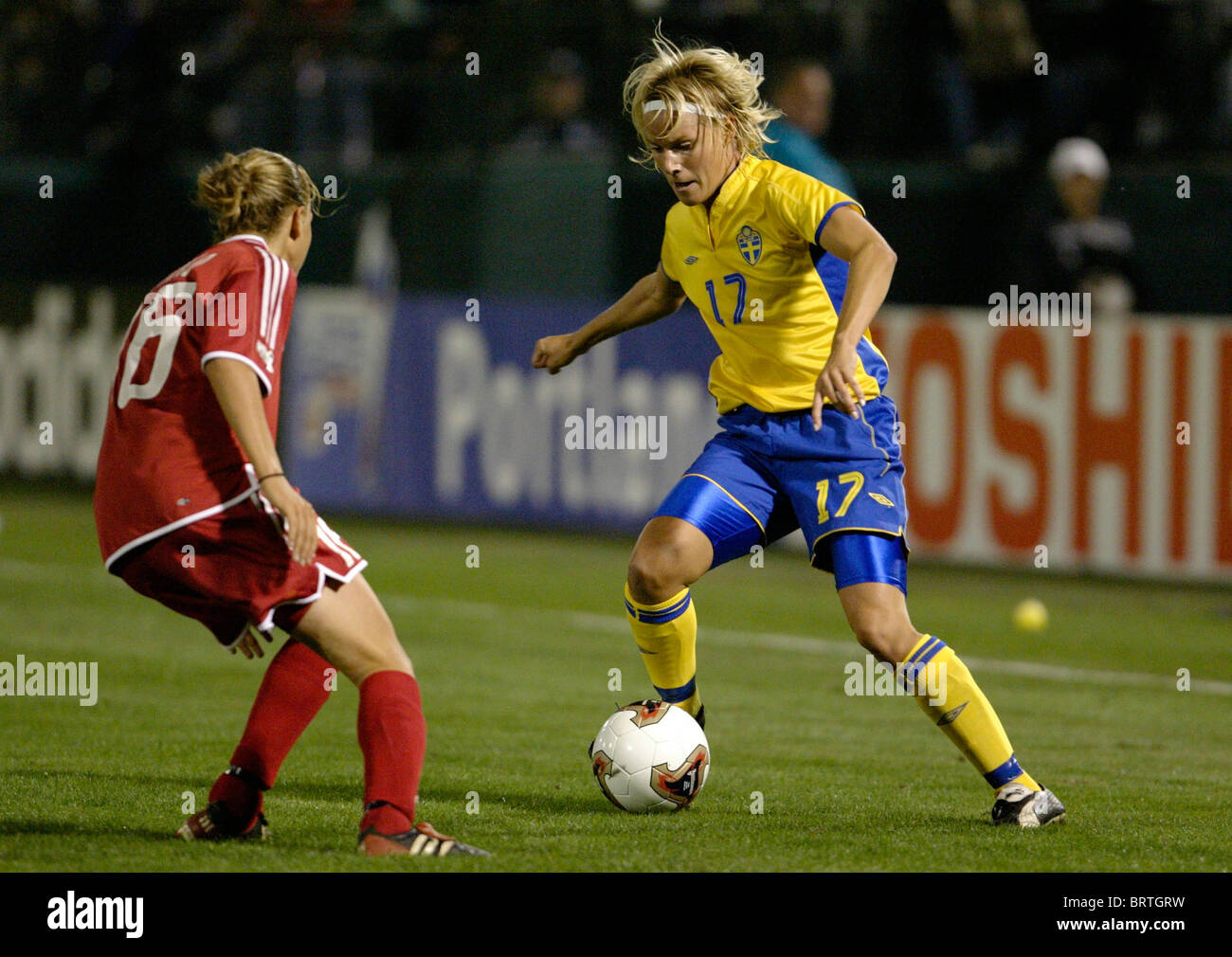 Anna Sjoestrom de Suède (17) contrôle la balle contre Brittany Timko du Canada (16) lors d'un 2003 Women's World Cup Match. Banque D'Images