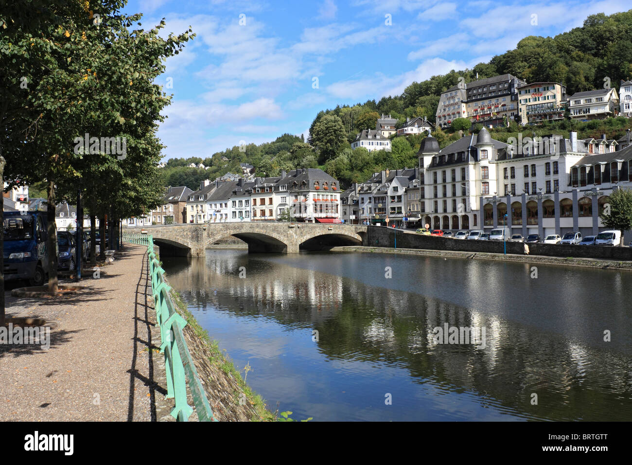 La ville de Bouillon est situé dans un virage de la rivière Semois dans la région wallonne de Belgique. Banque D'Images