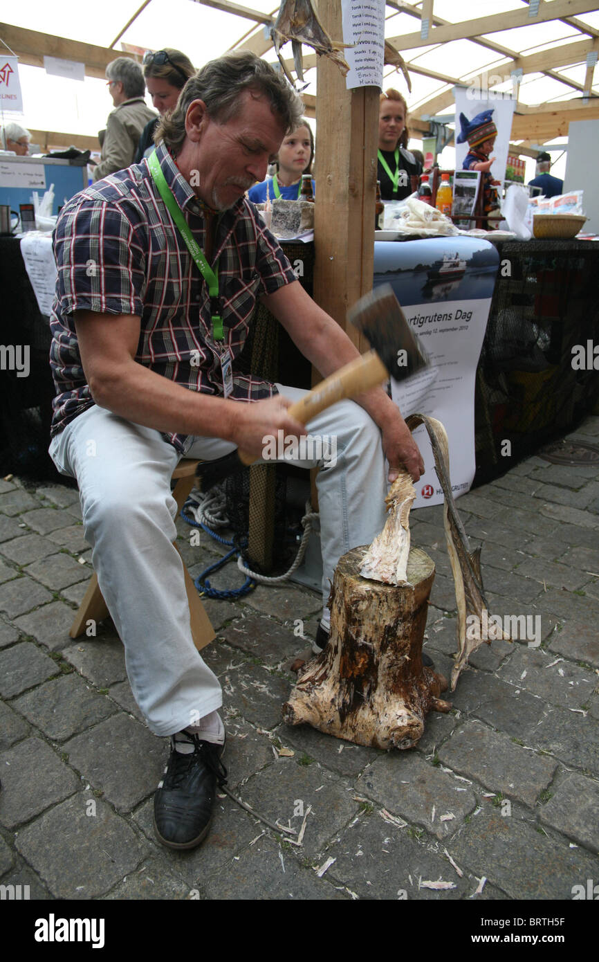 L'homme préparer le poisson séché à la Bergen food festival Banque D'Images