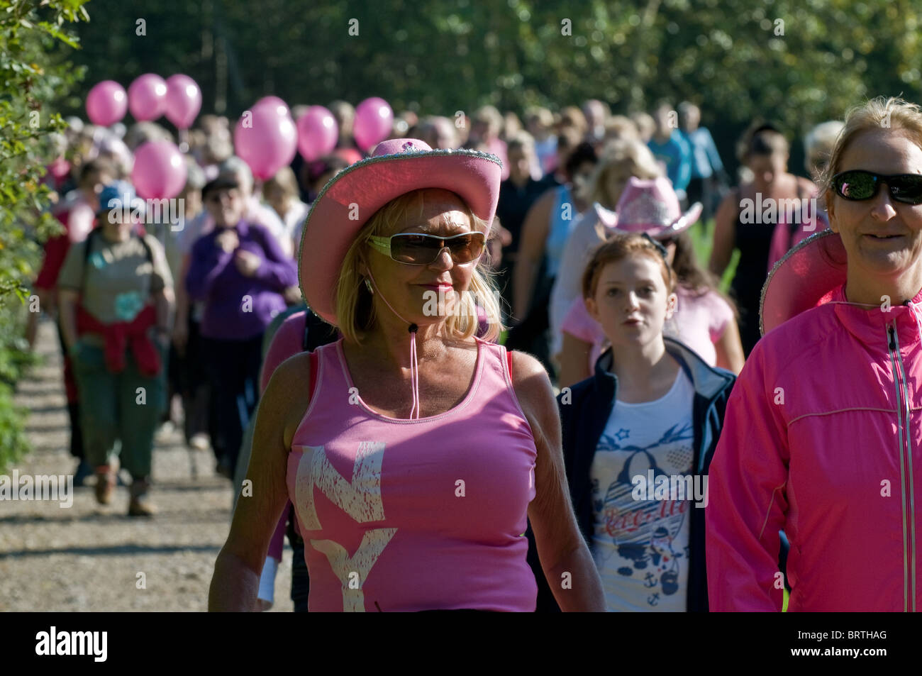 Les participants à l'événement en marche Stride Thorndon aide de Cancer Research UK. Photo par Gordon 1928 Banque D'Images