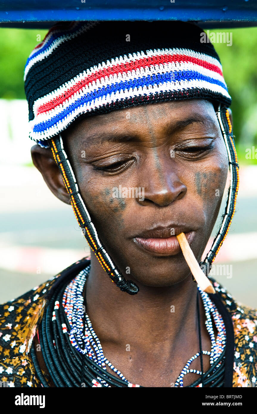 Une femme Peul tatoué. Banque D'Images