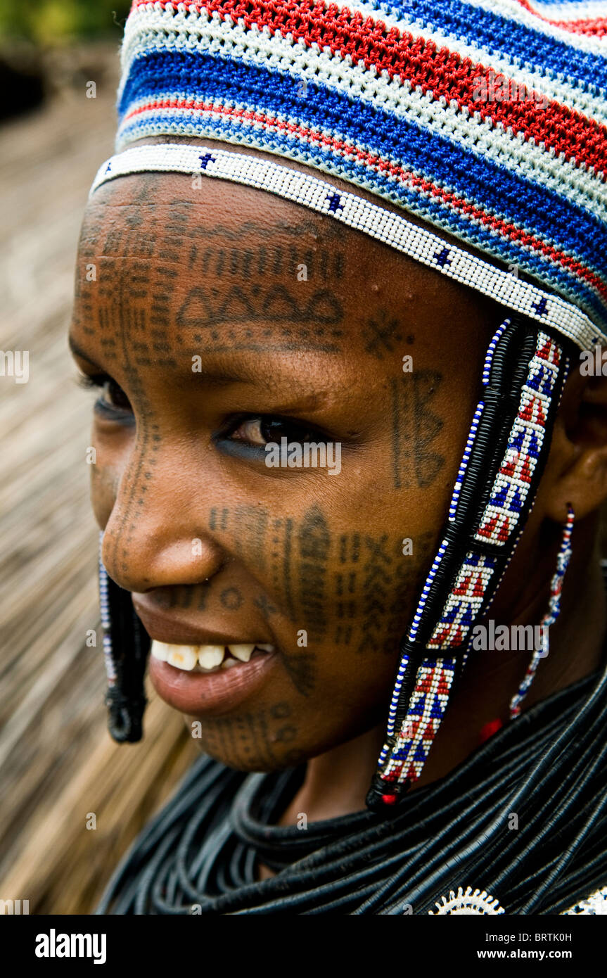 Une belle femme Peul Peul / couvert de tatouages faciaux. Banque D'Images