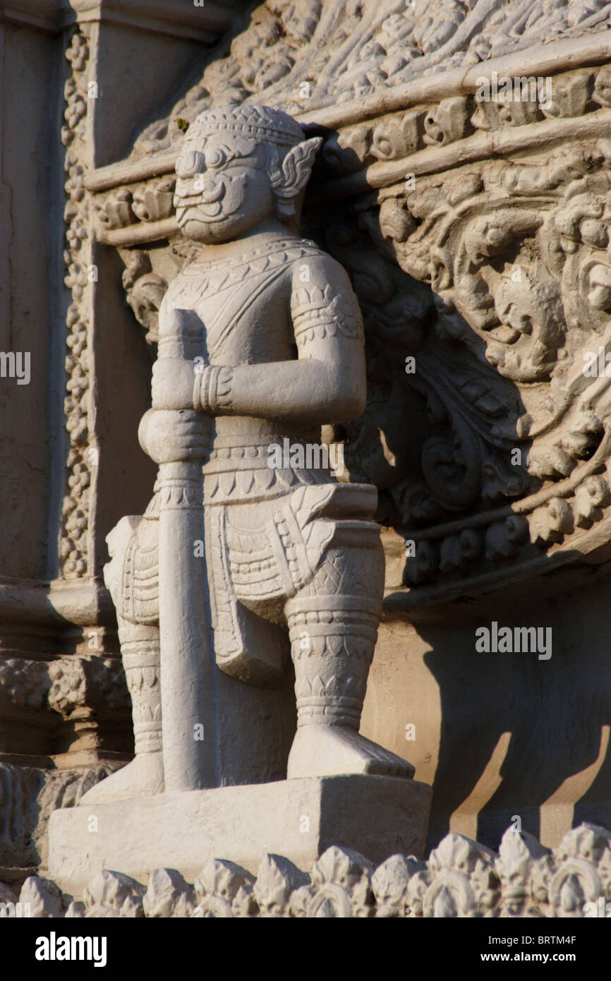 Un ancien stupa bouddhiste est éclairé par la fin d'après-midi au Palais Royal complexe des temples à Phnom Penh, Cambodge. Banque D'Images