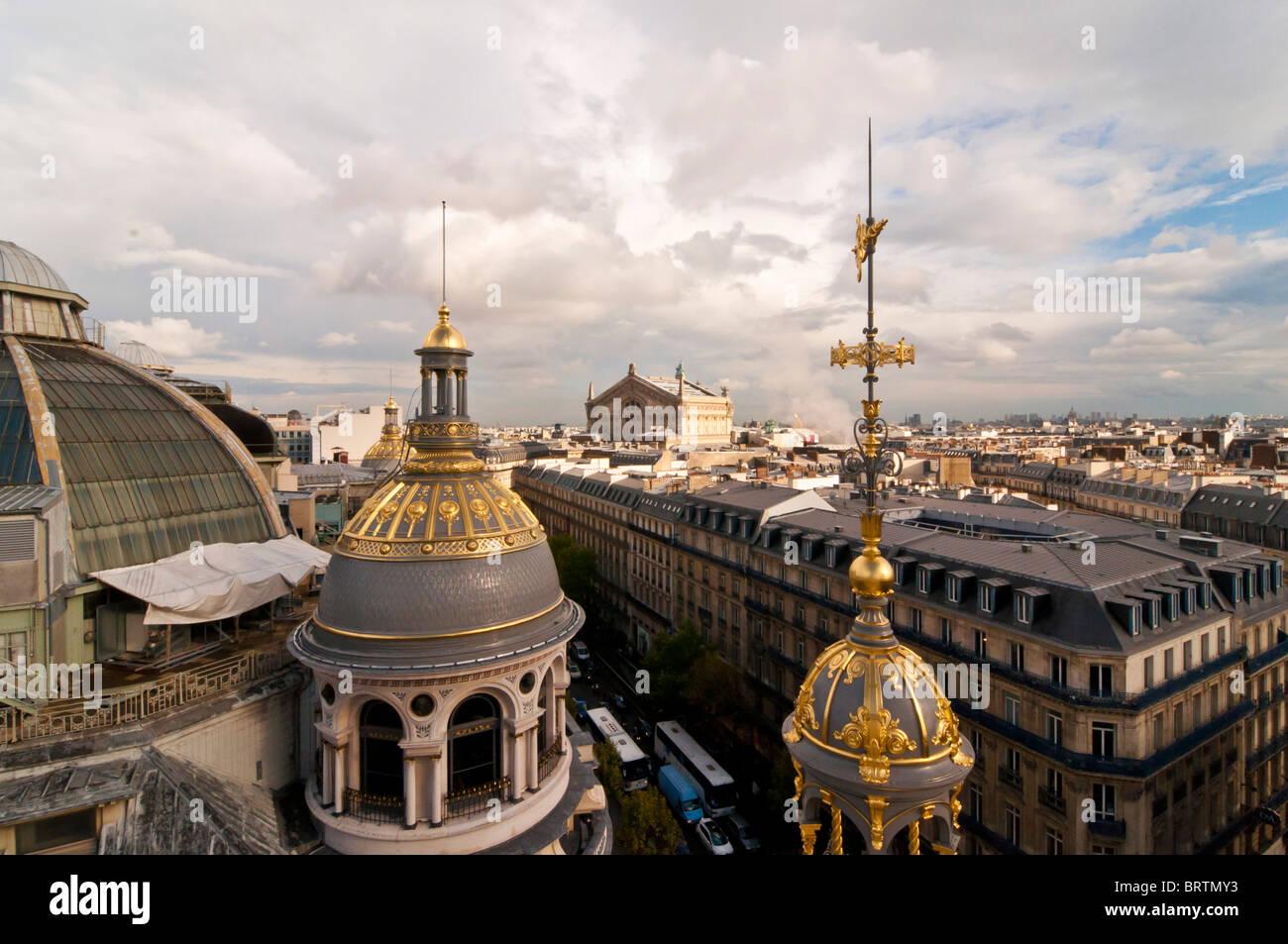 Photo des bâtiments de France, à Paris, depuis le toit d'un bâtiment dans les rues de l'Opéra. Banque D'Images
