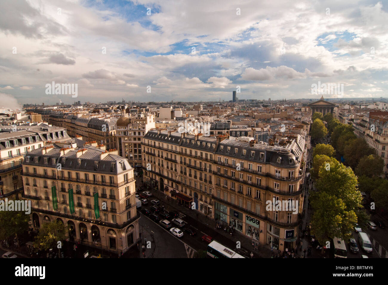 Photo des bâtiments de France, à Paris, depuis le toit d'un bâtiment dans les rues de l'Opéra. Banque D'Images