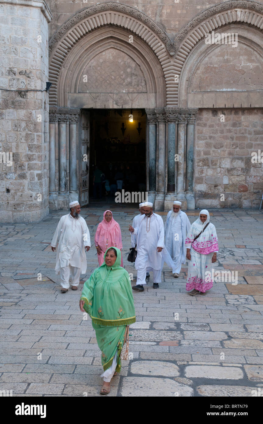 Groupe de pèlerins musulmans indiens dans la cour du Saint-Sépulcre. Jérusalem Israël. Banque D'Images