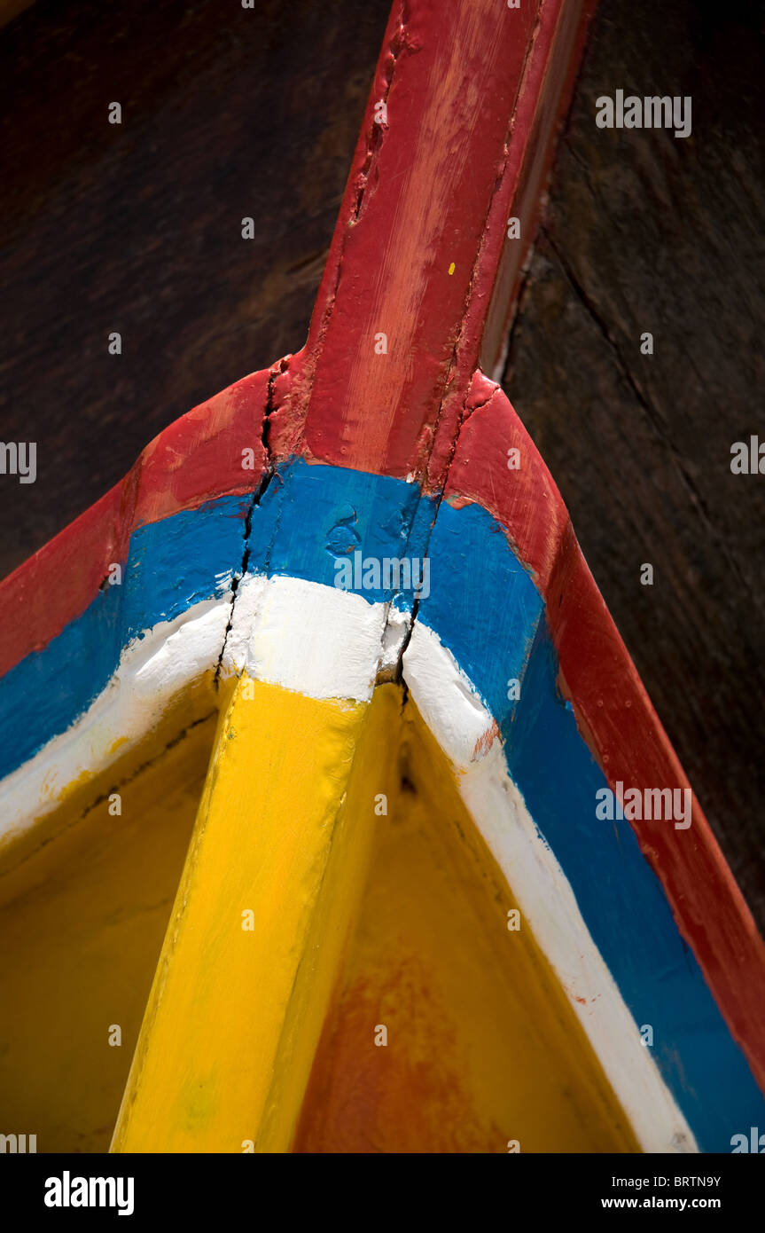 Malte bateau de pêche en bois peint de couleurs vives, appelé un Luzzu Banque D'Images