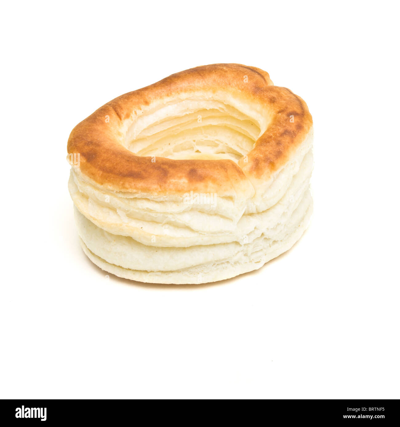 Abstract empty Puff Pastry vol au vent cas isolé sur blanc. Banque D'Images