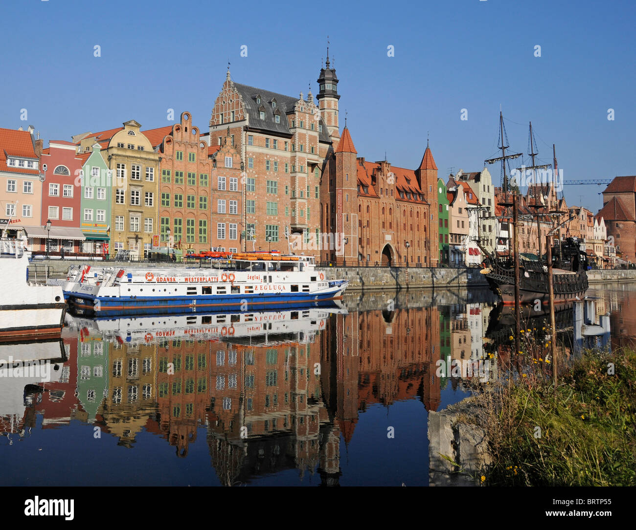 Architecture Maison traditionnelle reflétée sur les canaux de Gdansk, Pologne. Banque D'Images