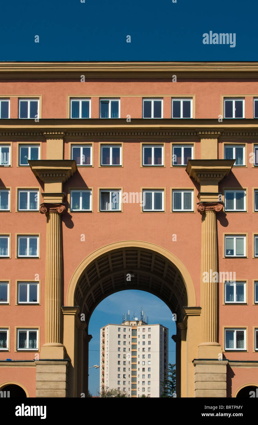 Immeuble d'Arch dans les années 1950, le réalisme socialiste, Style Architecture Karlovarska 438, Poruba, Ostrava, République Tchèque Banque D'Images