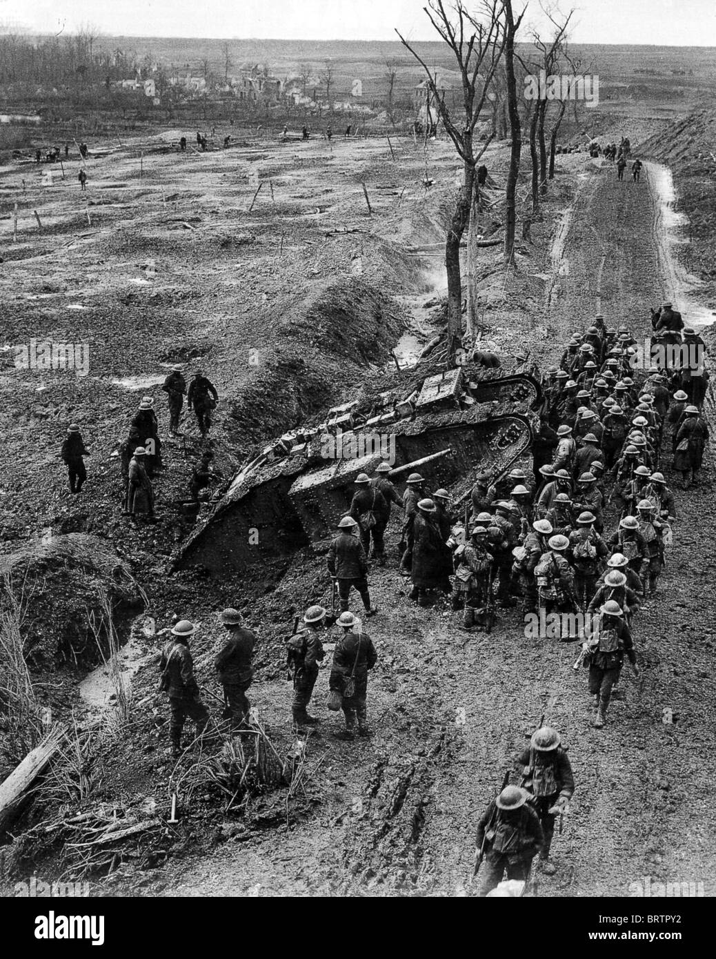 FAMPOUX ROAD soldats alliés se rassembler autour d'un frappé MK V réservoir sur la route Fampoux avant le 2ème Bataille d'Arras, Août 1918 Banque D'Images