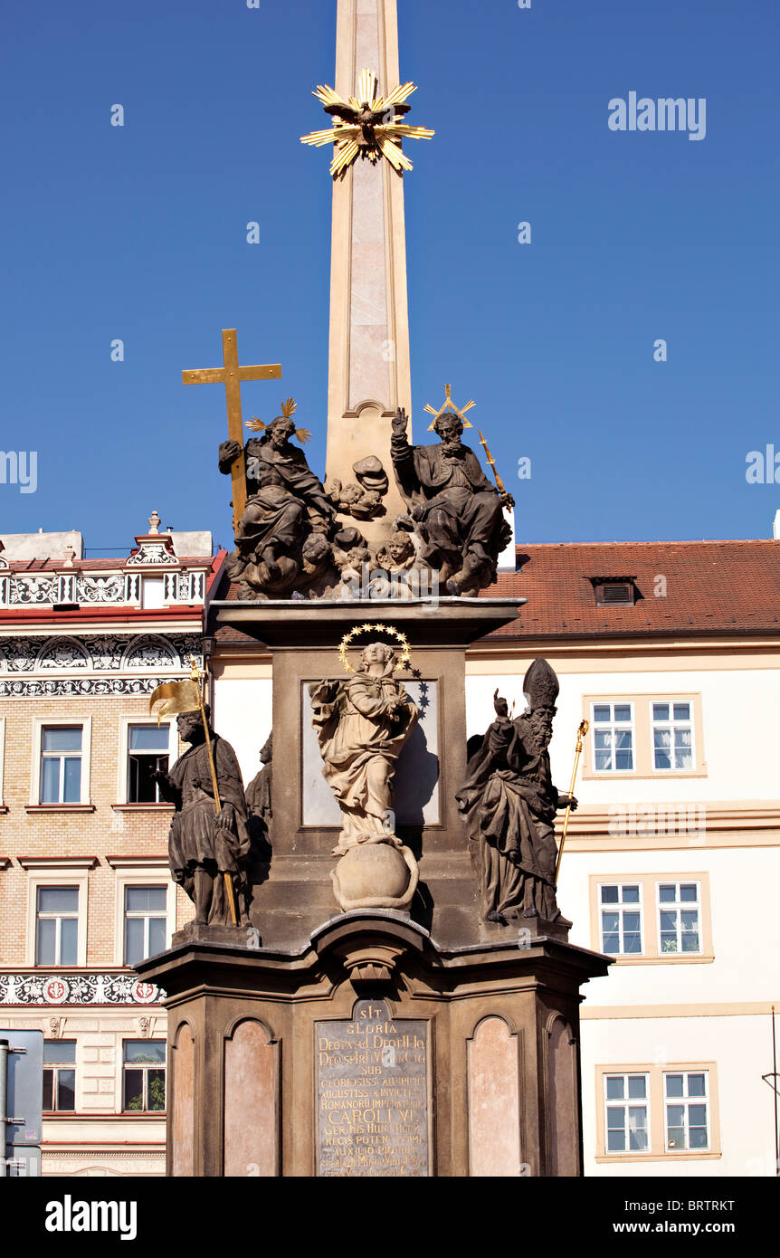 Vieux memorial à Prague, plus de ciel Banque D'Images