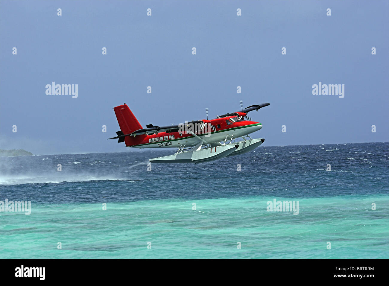 De Havilland Canada DHC-6 Twin Otter hydravion air taxi maldivien, décollant d'une île dans les Maldives Banque D'Images