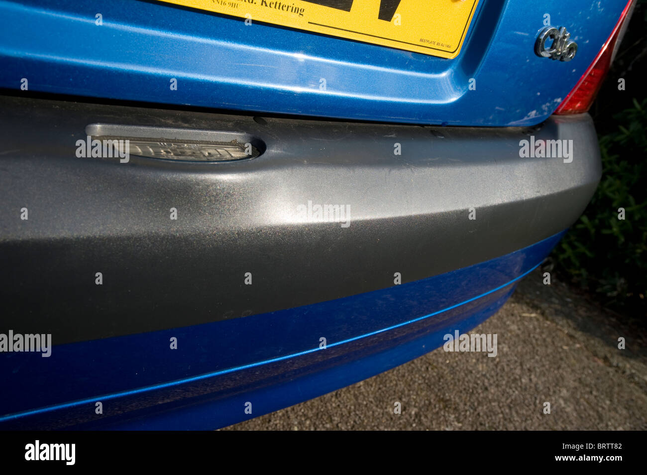 De près de l'arrière d'une voiture Renault Clio bleu. Banque D'Images