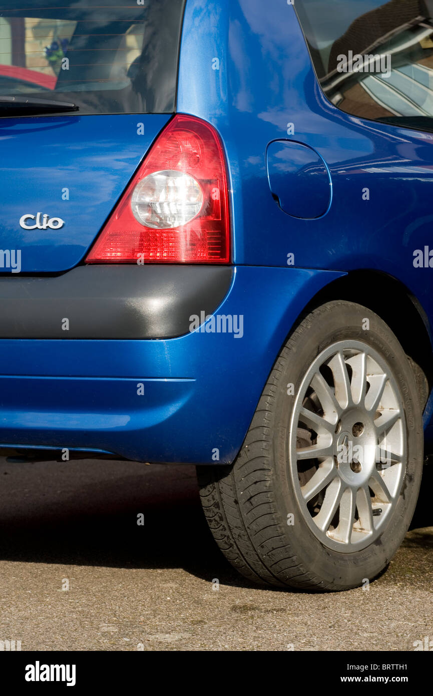 De près de l'arrière d'une voiture Renault Clio bleu. Banque D'Images