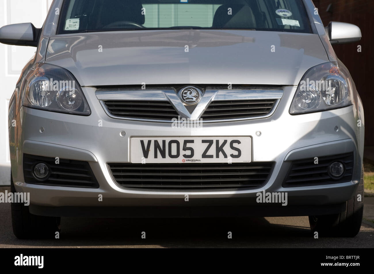 De près de l'avant d'une Vauxhall Zafira cdti monospace 120 feu avant montrant le détail et capteurs de stationnement. Banque D'Images