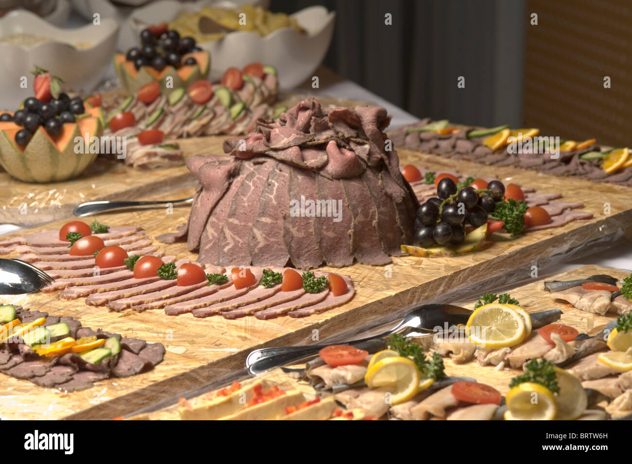 La charcuterie avec un rôti de bœuf et jambon, buffet, de l'alimentation  Photo Stock - Alamy