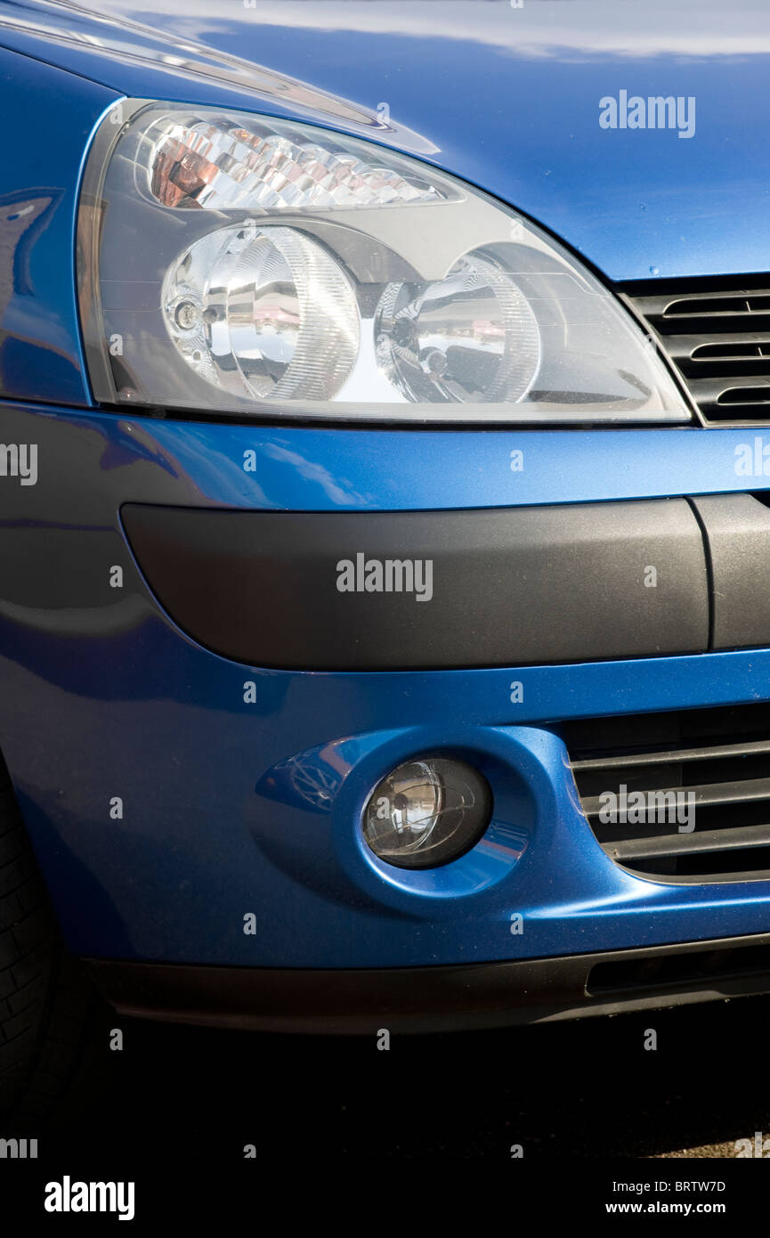 De près de l'avant d'une voiture Renault Clio bleu. Banque D'Images