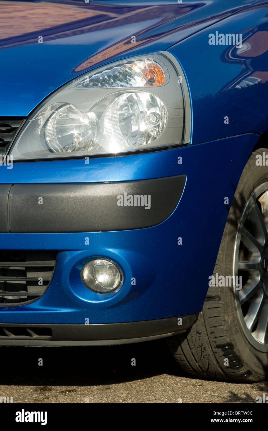De près de l'avant d'une voiture Renault Clio bleu. Banque D'Images