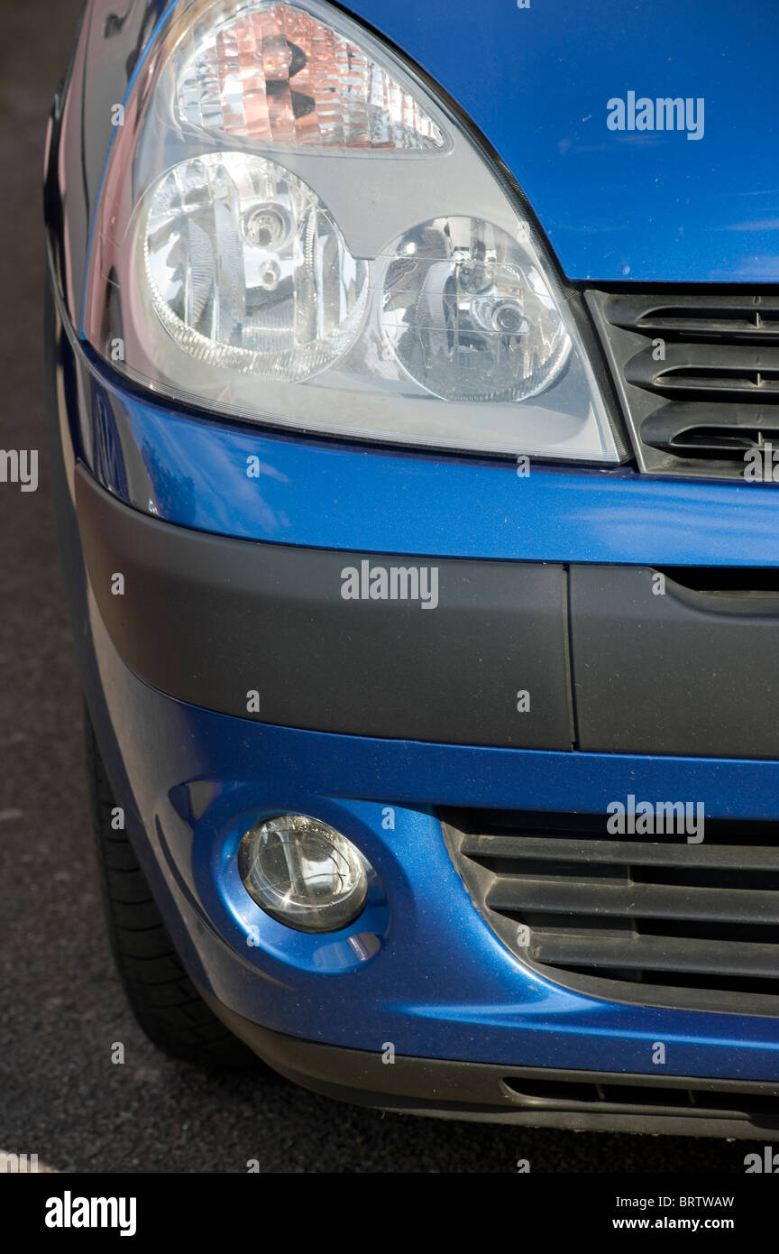 De près de l'avant d'une voiture Renault Clio bleu. Banque D'Images