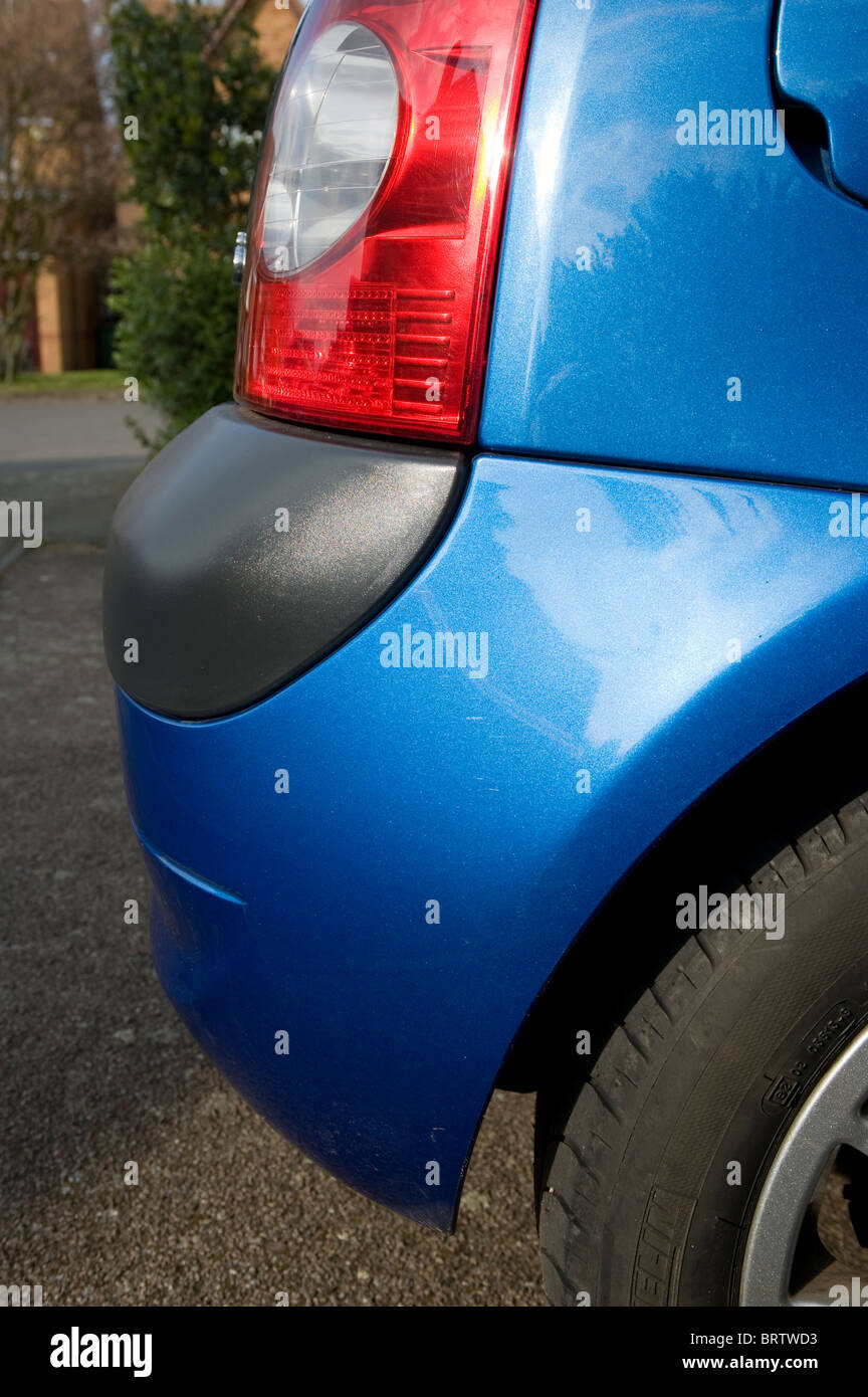 De près de l'arrière vue latérale d'une voiture Renault Clio bleu. Banque D'Images