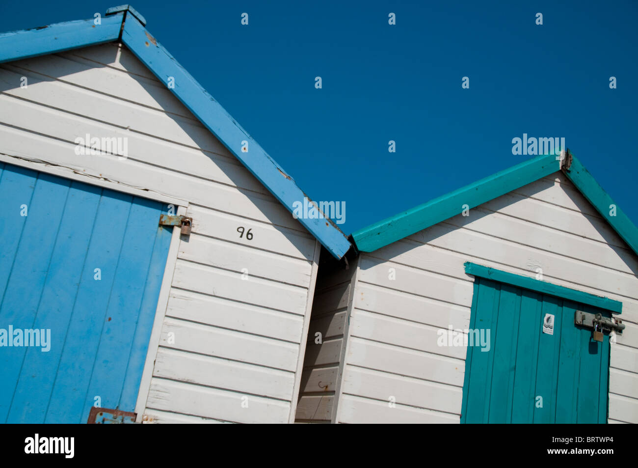 Cabines de plage au bord de la mer, Cornwall, UK Banque D'Images