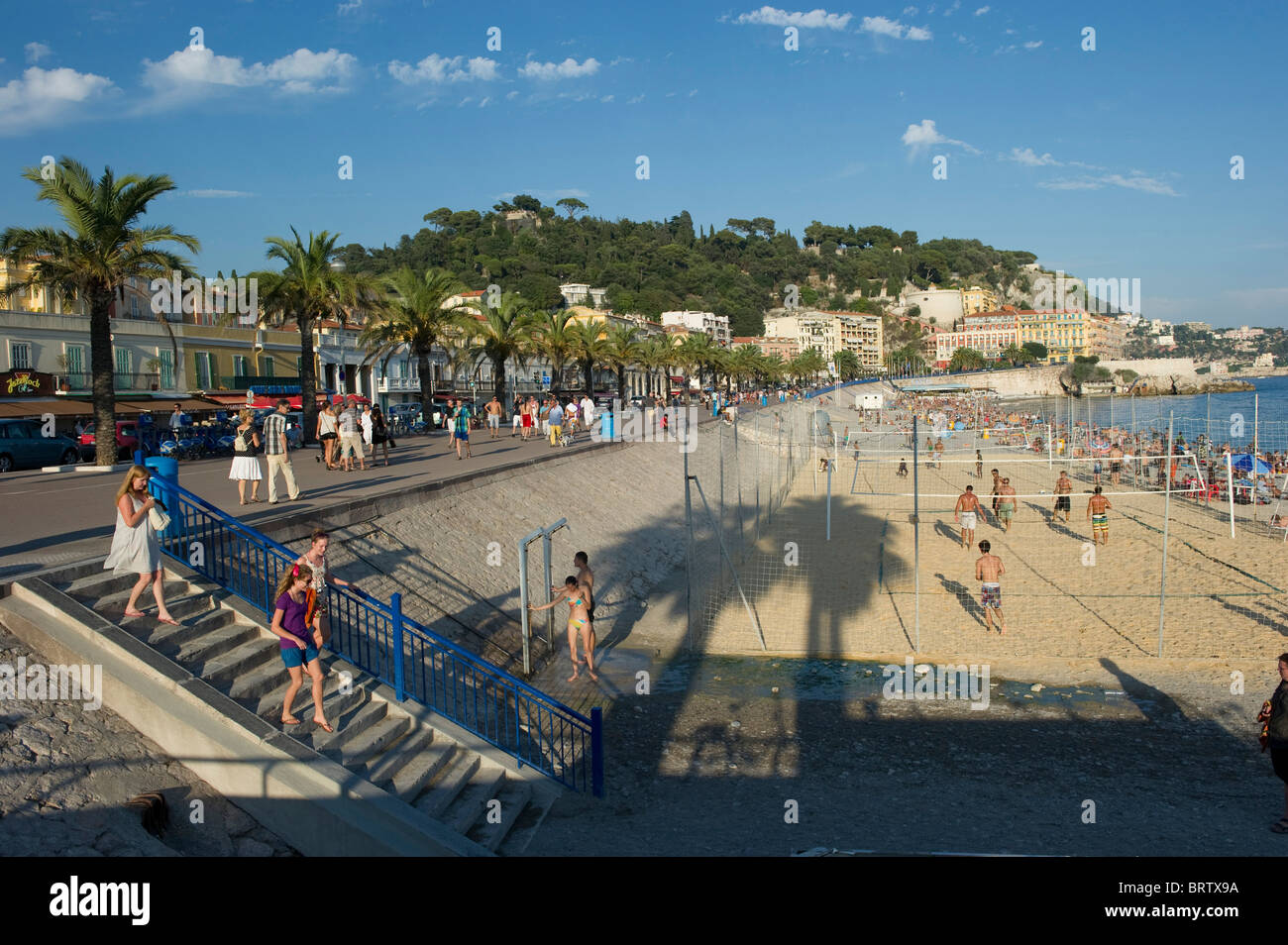 La plage de Nice est en pierre et donne à la Méditerranée et l'un des endroits de la terre la plus prestigieuse Banque D'Images