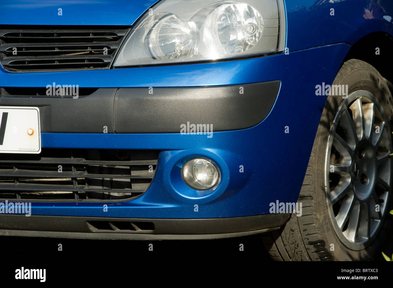 De près de l'avant d'une voiture Renault Clio bleu. Banque D'Images