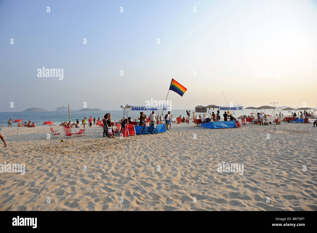 Le drapeau arc-en-ciel vole sur la section gay de la plage de Copacabana Rio de Janeiro Banque D'Images