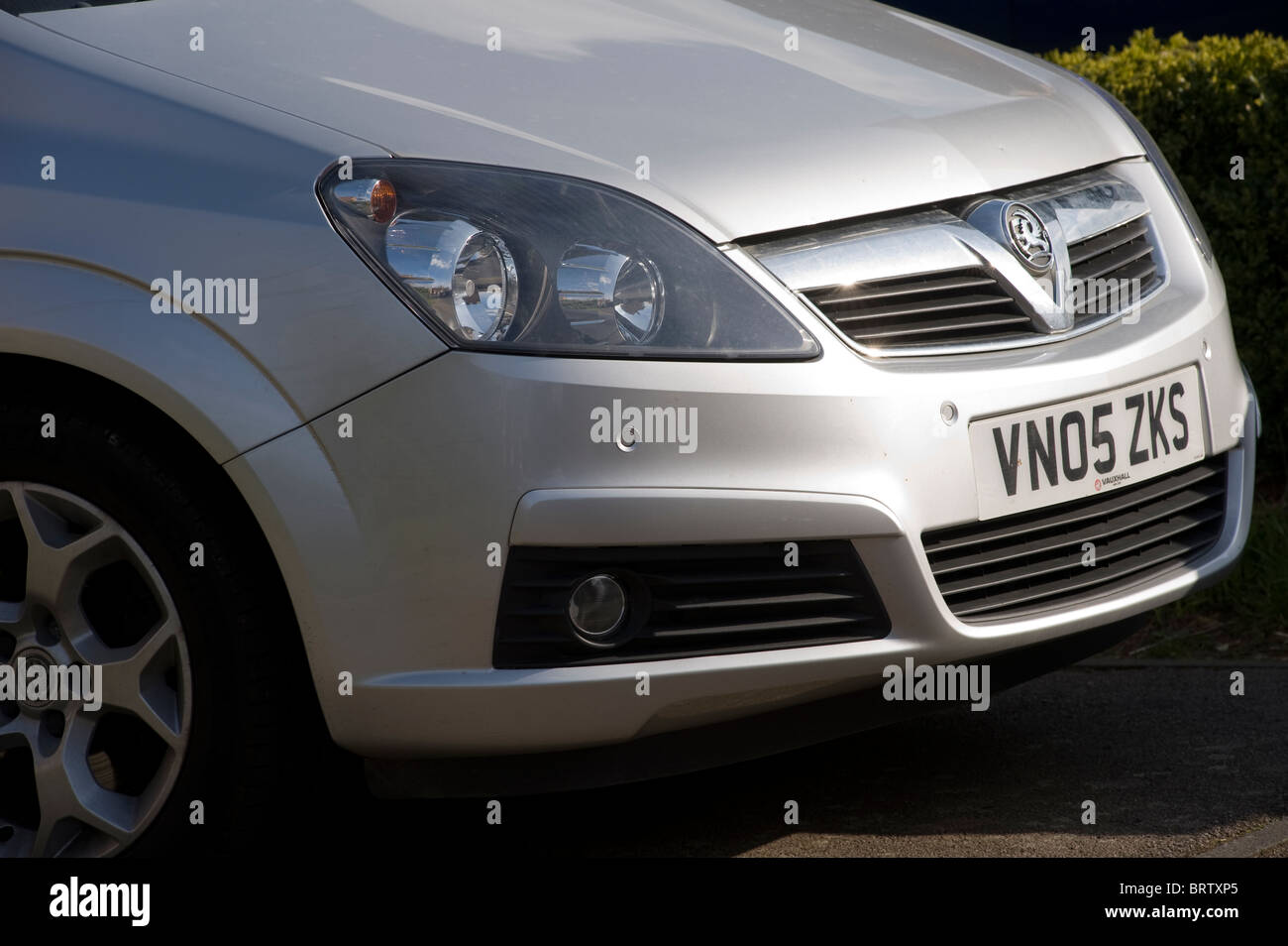 De près de l'avant d'une Vauxhall Zafira cdti monospace 120 feu avant montrant le détail et capteurs de stationnement. Banque D'Images