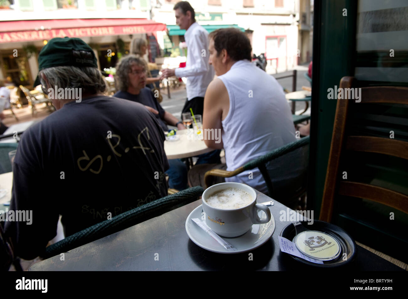 Vence est juste à l'intérieur des terres sur la Côte d'Azur et un refuge pour artistes en Provence, un café avec des tables à l'extérieur de la société Banque D'Images