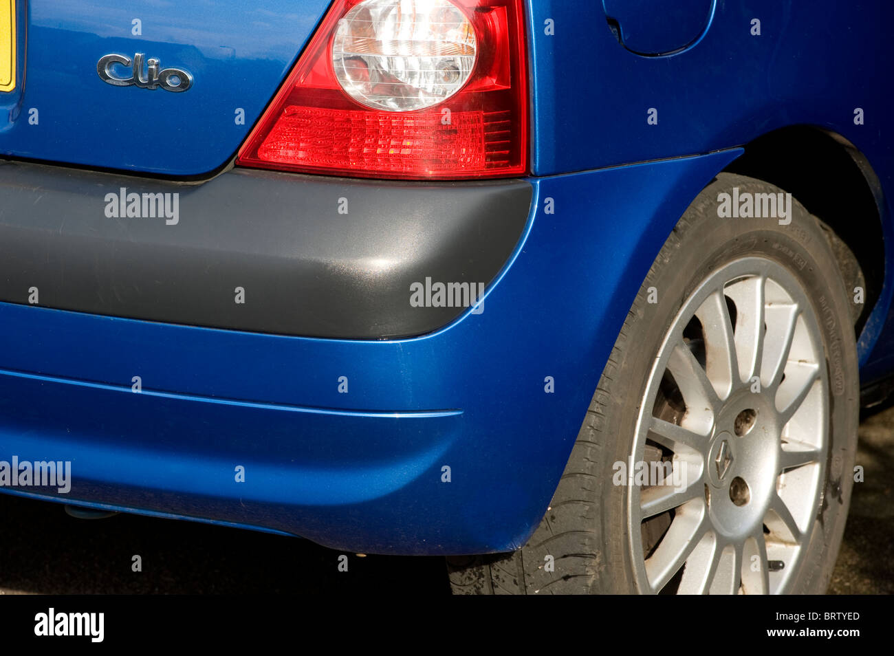 De près de l'arrière d'une voiture Renault Clio bleu. Banque D'Images