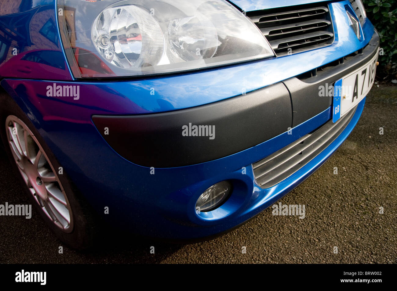 De près de l'avant d'une voiture Renault Clio bleu. Banque D'Images